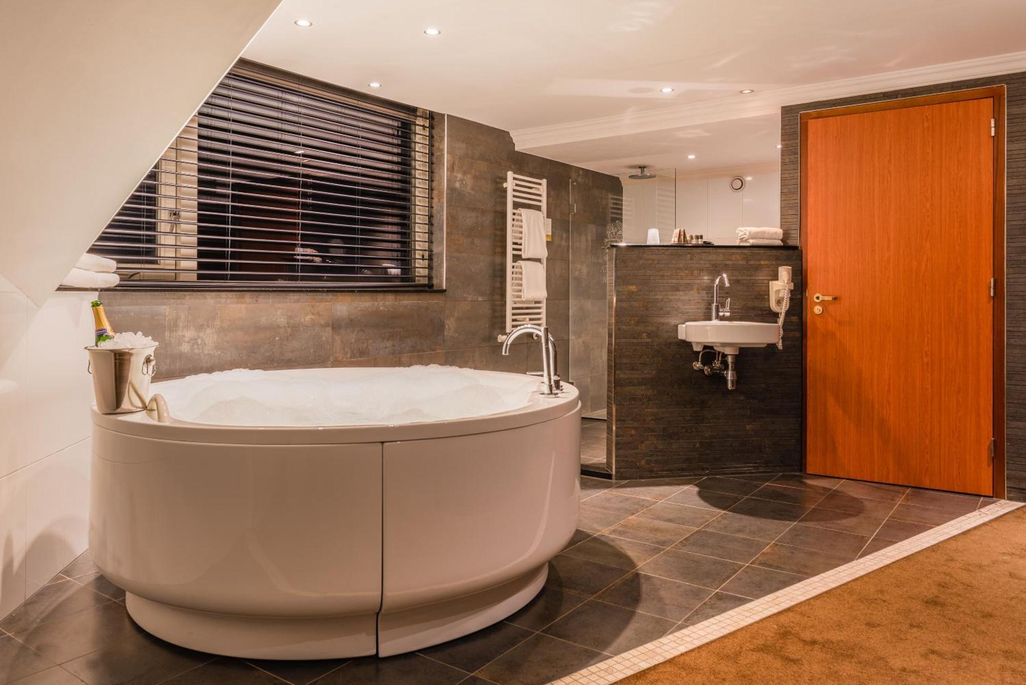 Van Der Valk Hotel Emmen Nieuw-Amsterdam Екстериор снимка